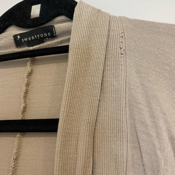 •2/$20• Forever 21 Y2K Taupe-Colored Short-Sleeved Cardigan - Picture 2 of 7